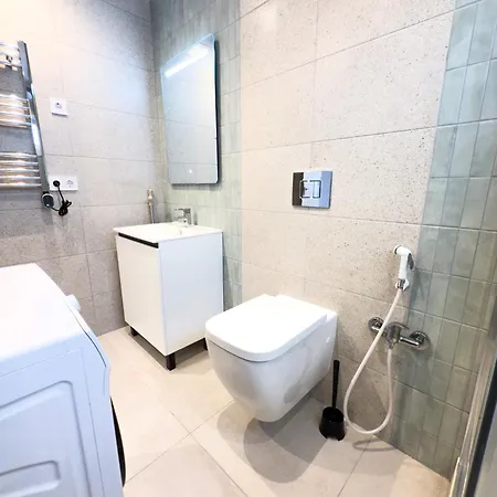 104 - Beachside Renovated 1br 5 Min From