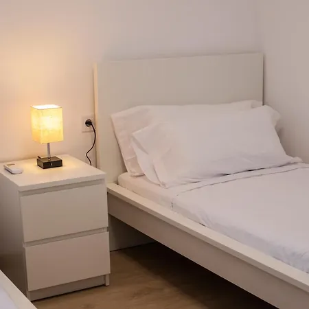 104 - Beachside Renovated 1br 5 Min From