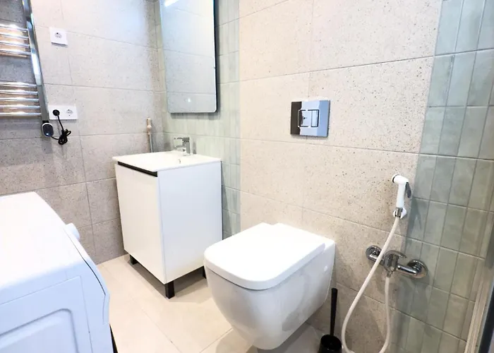 104 - Beachside Renovated 1br 5 Min From